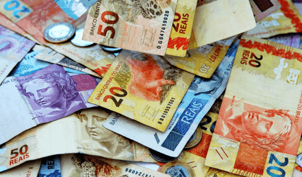 Cédulas de dinheiro espalhadas