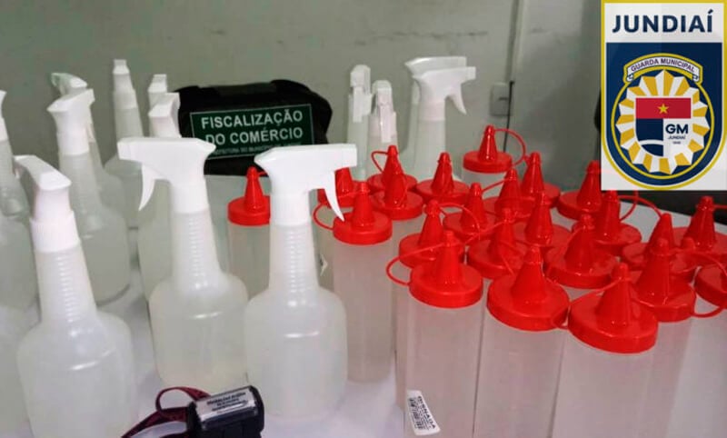 Embalagens sobre a mesa com álcool em gel dentro