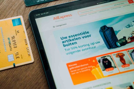 Tablet em cima de uma mesa aberto no site da AliExpress