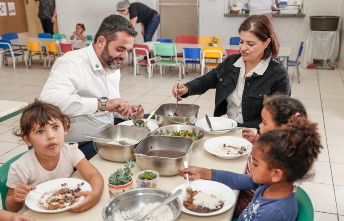 Crianças e adultos compartilham refeição saudável em escola pública, promovendo alimentação infantil em Jundiaí.