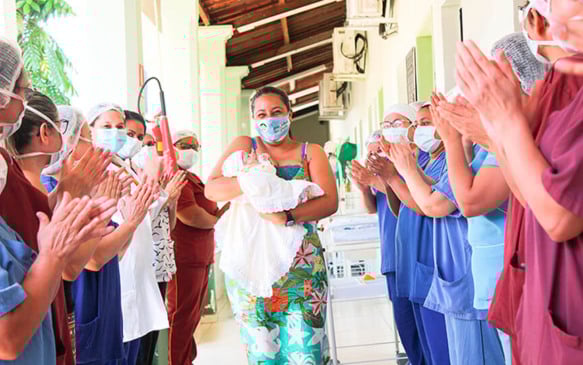 Mãe segura o filho pela primeira vez, depois de 73 dias. (Foto: Thiago Freitas/Divulgação Sesa)