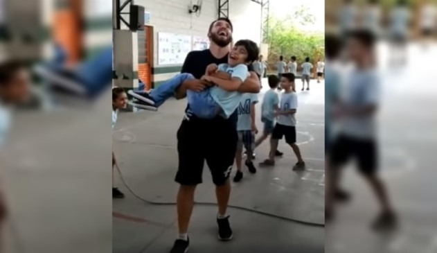Professor pula corda com aluno cadeirante no colo e vídeo viraliza nas redes sociais