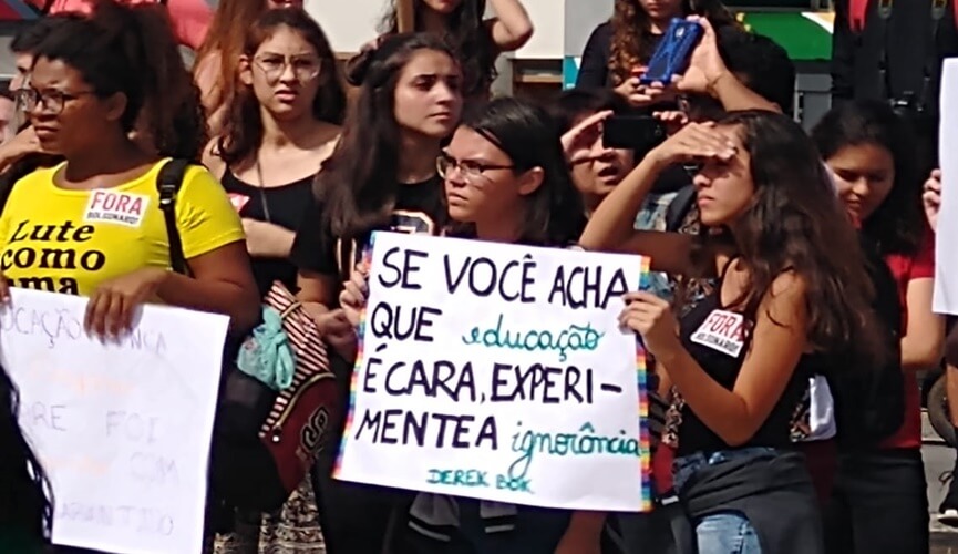 Alunos protestam na Ponte Torta, em Jundiaí (Foto: Motoboy Xororó)