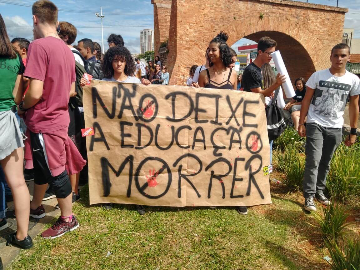 Professores e alunos lutam pela educação em protesto (Foto: Motoboy Xororó)