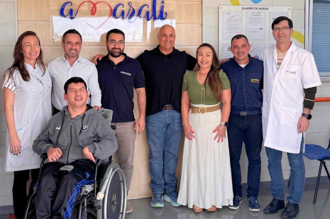 Grupo de empresários e pessoas da Amarati, instituição em Jundiaí, sorrindo para a câmera. Grupo de empresários e pessoas da Amarati, instituição em Jundiaí, sorrindo para a câmera.