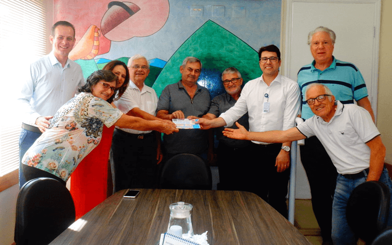 Entrega do valor arrecadado pela Associação ocorreu na sexta-feira (25). (Foto: Assessoria de Imprensa HSV)