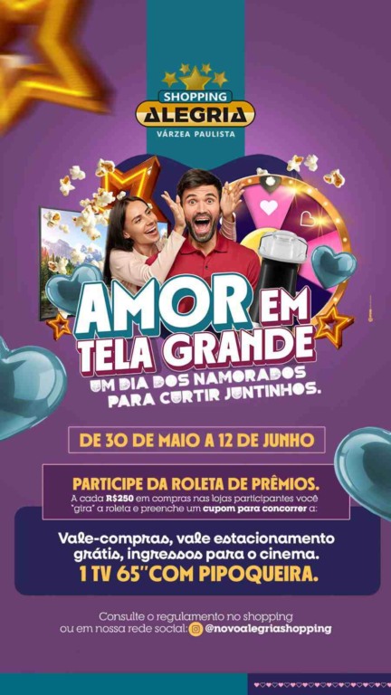 Casal feliz participa da campanha de Dia dos Namorados do Alegria Shopping com roleta de prêmios, TV 65” e pipoqueira ao fundo.