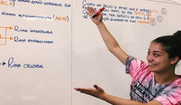Professora que transforma funk 'pesadão' em paródias educativas dá aulas online em quarentena