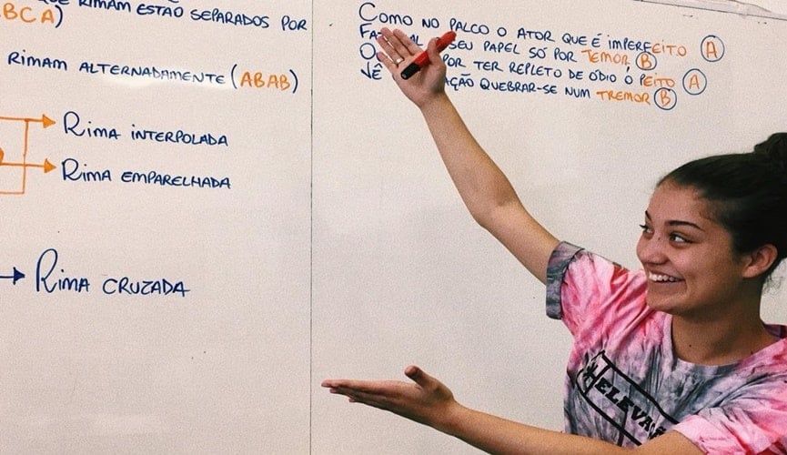 Professora que transforma funk 'pesadão' em paródias educativas dá aulas online em quarentena