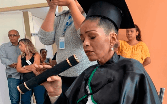 Ana Cristina segura canudo com diploma