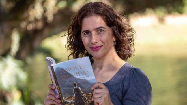 Ana Maria Martins com o seu livro 'Amores em Vidas'. Ana Maria Martins com o seu livro 'Amores em Vidas'.