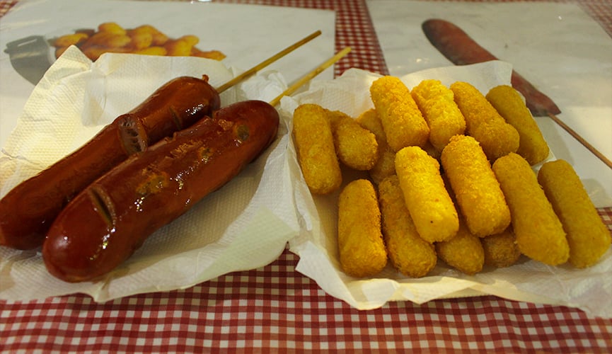 Salsichão no palito e croquete.