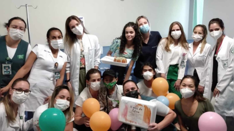 Equipe do Hospital Universitário realiza festa de aniversário surpresa para paciente