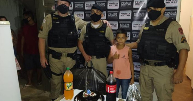 Menino liga 190 para reclamar da ausência do pai e ganha festa de aniversário