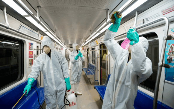 Agentes limpam metrô