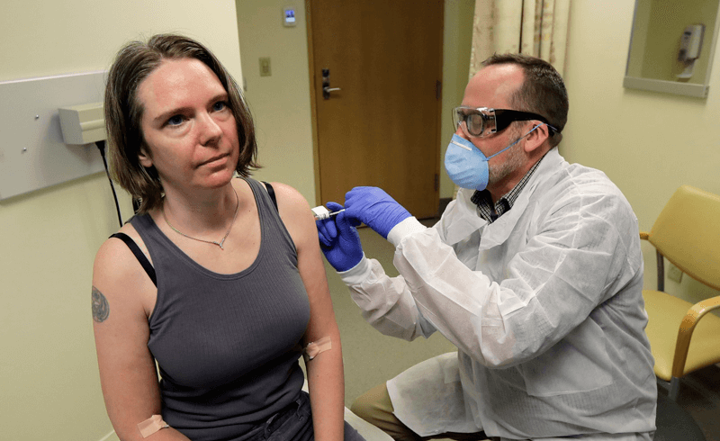 Mulher recebe vacina no braço