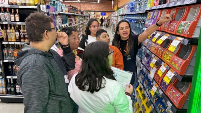 Alunos da APAE Jundiaí em supermercado.