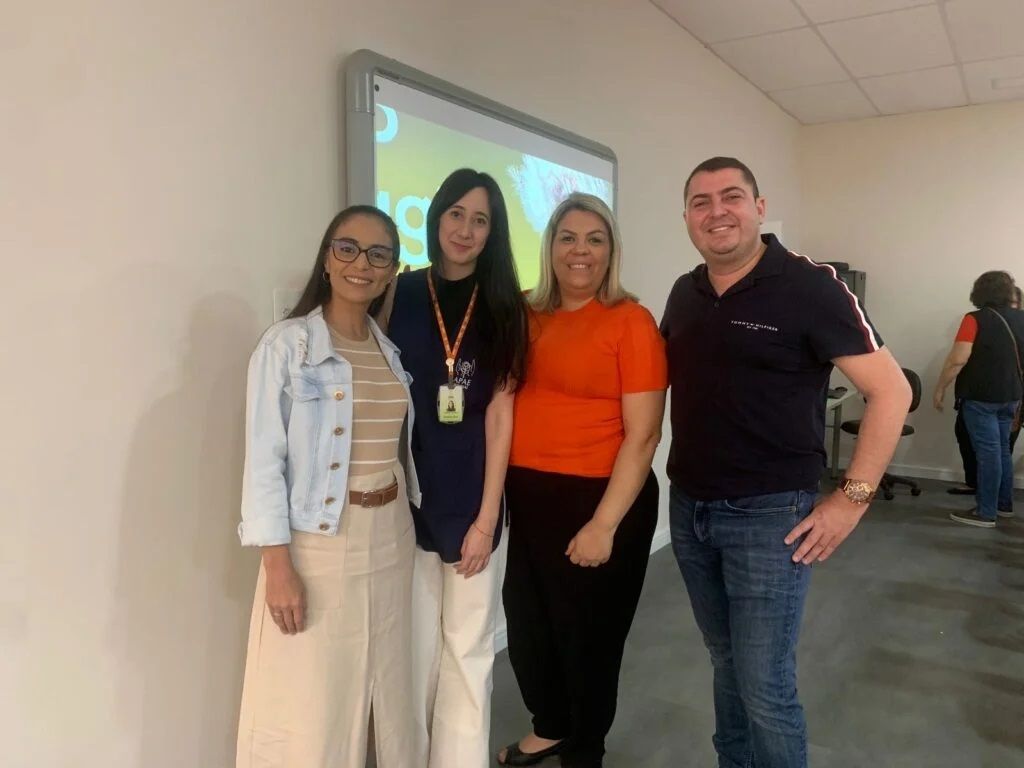 Equipe da APAE de Jundiaí posa para foto após palestra sobre Garantia de Direitos na Semana da Pessoa com Deficiência Intelectual e Múltipla.