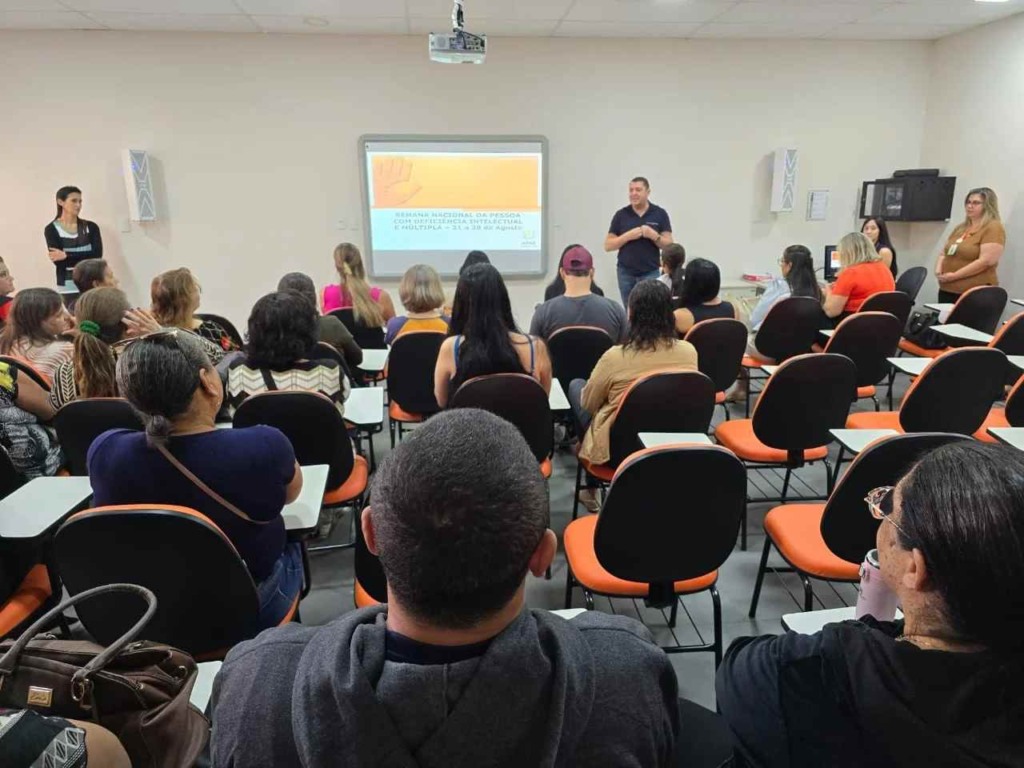 Participantes assistem a palestra sobre Garantia de Direitos durante a Semana da Pessoa com Deficiência na APAE de Jundiaí.
