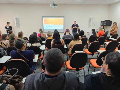 Participantes assistem a palestra sobre Garantia de Direitos durante a Semana da Pessoa com Deficiência na APAE de Jundiaí.
