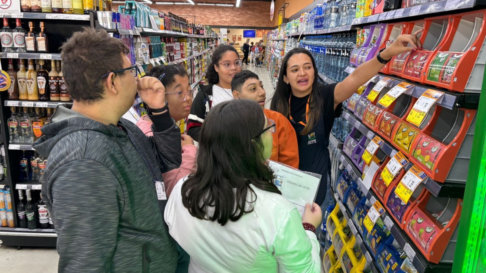 Alunos da APAE Jundiaí em supermercado.