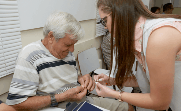 Paciente recebe aparelho de funcionária da ATEAL