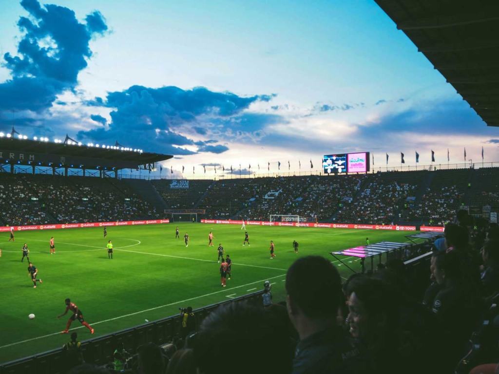 Estádio de futebol durante partida ao pôr do sol, perfeito para apostar em escanteios com análise detalhada do jogo. Estádio de futebol durante partida ao pôr do sol, perfeito para apostar em escanteios com análise detalhada do jogo.