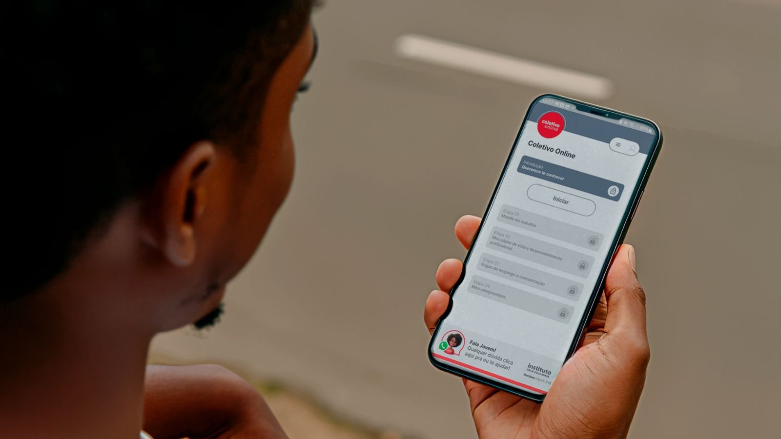 Jovem com o aplicativo aberto no celular.