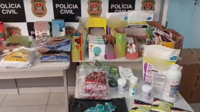 Produtos apreendidos pela Polícia Civil em Itupeva durante operação contra venda ilegal de agrotóxicos.