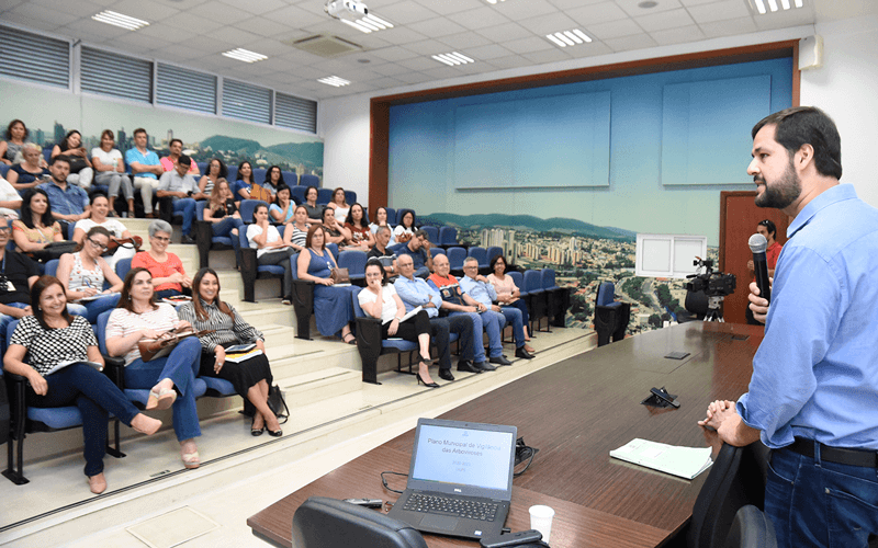 Luiz Fernando fala a membros da Prefeitura