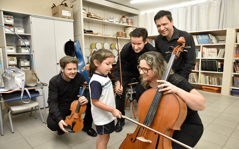 Yasmin Cau escolheu o violoncelo como seu instrumento preferido. (Foto: Reprodução/Prefeitura de Jundiaí)
