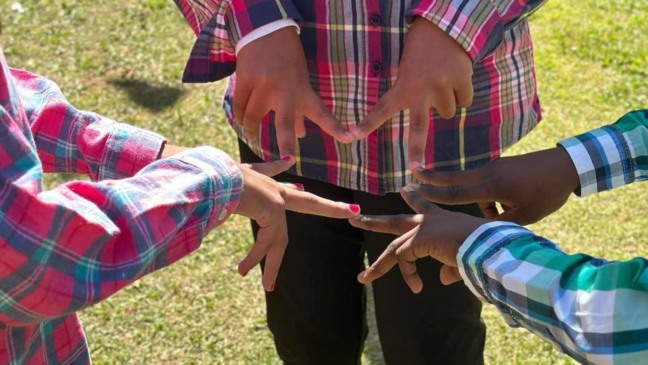 Crianças vestidas de roupas xadrez.