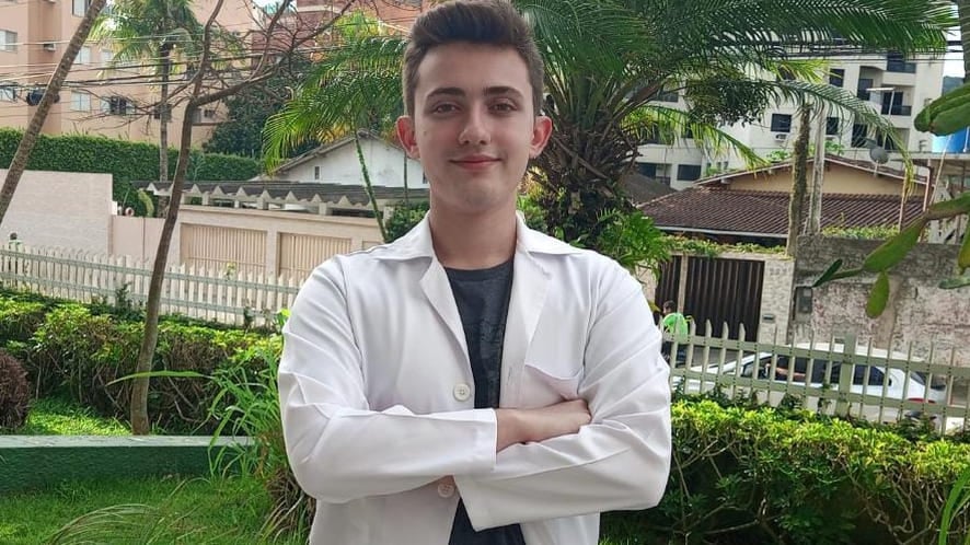 Jovem autista de 18 anos é aprovado no vestibular de medicina