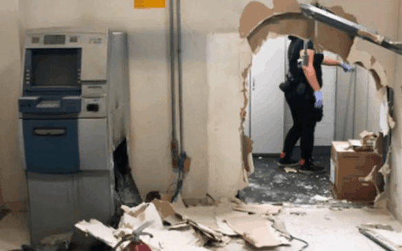 Segundo nota da emissora, dois caixas foram abertos e outro, levado pelo grupo. (Foto:  (Divulgação/Polícia Civil/Veja SP)