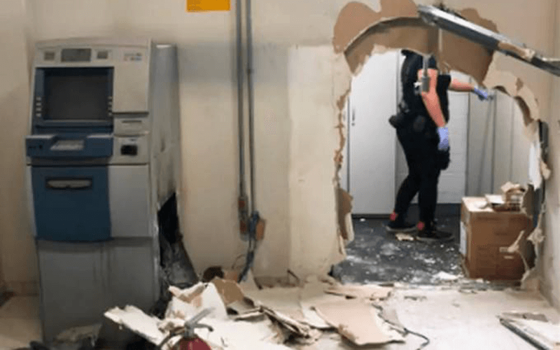 Segundo nota da emissora, dois caixas foram abertos e outro, levado pelo grupo. (Foto:  (Divulgação/Polícia Civil/Veja SP)