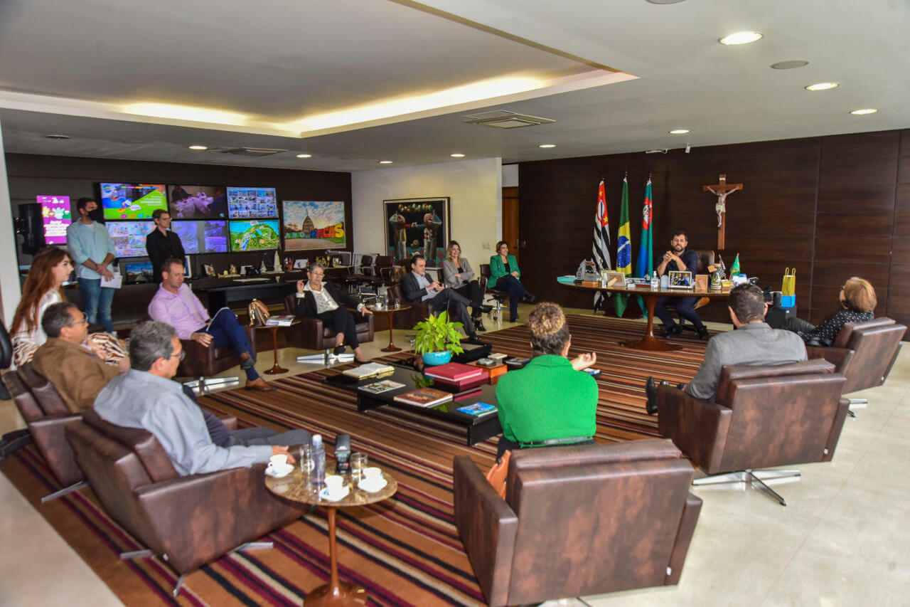 Prefeito e gestores receberam a diretora nacional no gabinete de governo do Paço Municipal