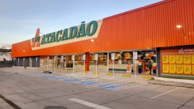Fachada do Atacadão.