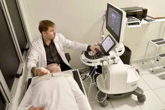 médico realizando exame em paciente