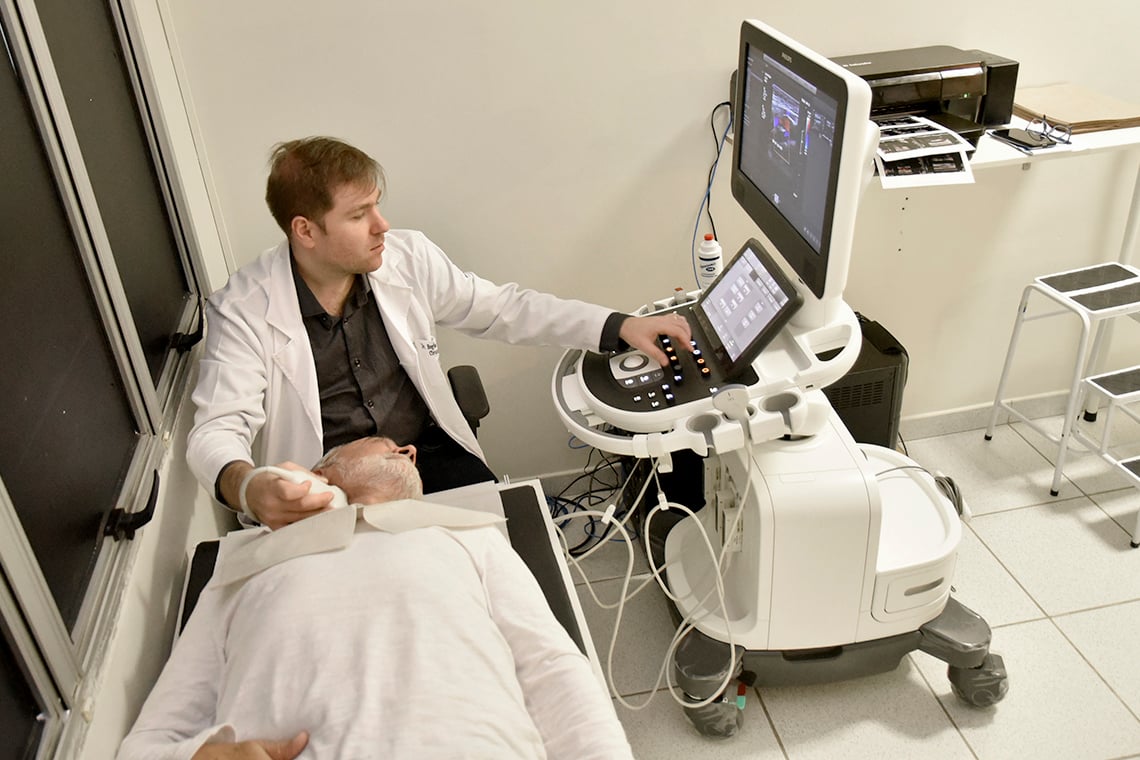 médico realizando exame em paciente