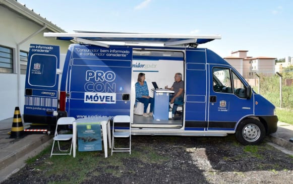 Van do Procon Móvel estacionada