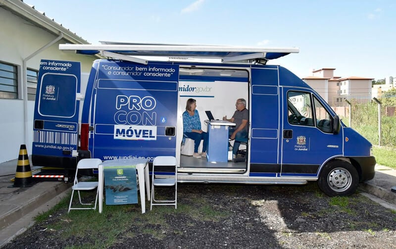 Van do Procon Móvel estacionada