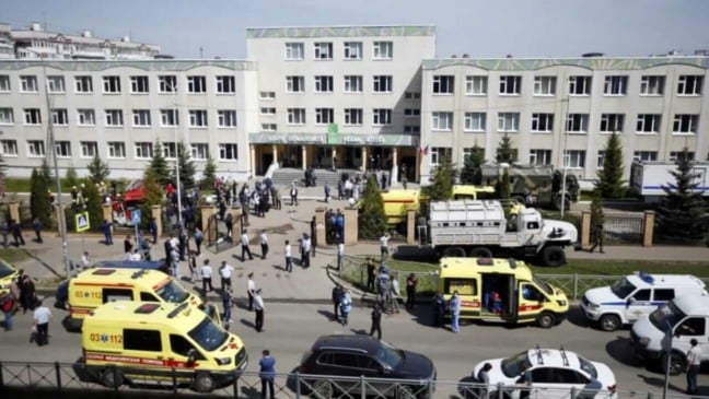 Ambulâncias e carros da polícia em frente a escola em Kazan, na Rússia
