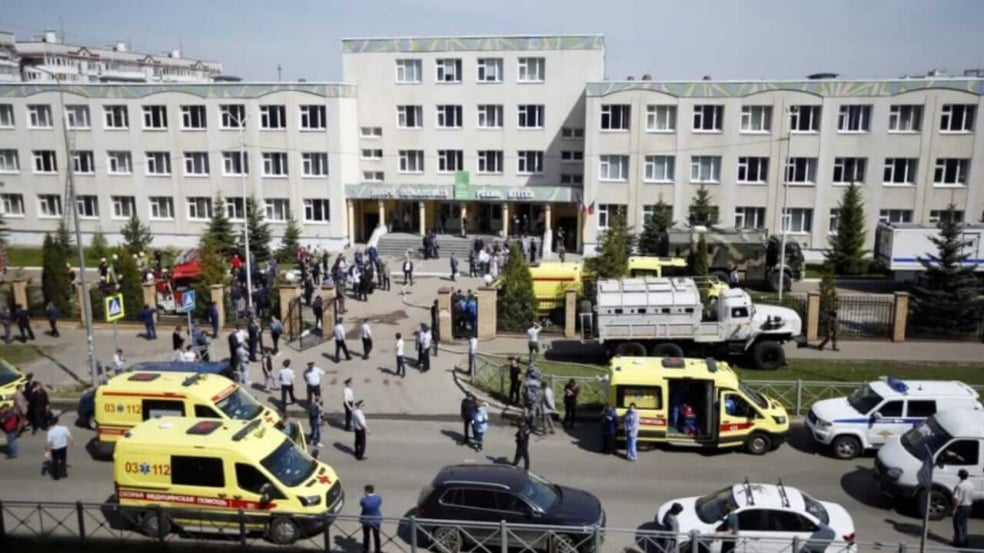 Ambulâncias e carros da polícia em frente a escola em Kazan, na Rússia