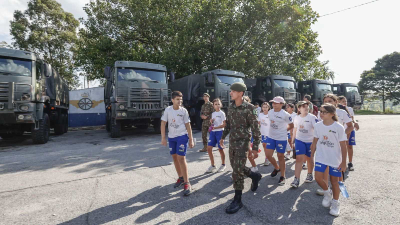 Os grupos também visitaram o pátio de estacionamento das viaturas e obuseiros