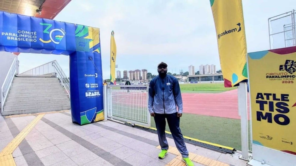Atleta em pista de corrida. Atleta em pista de corrida.