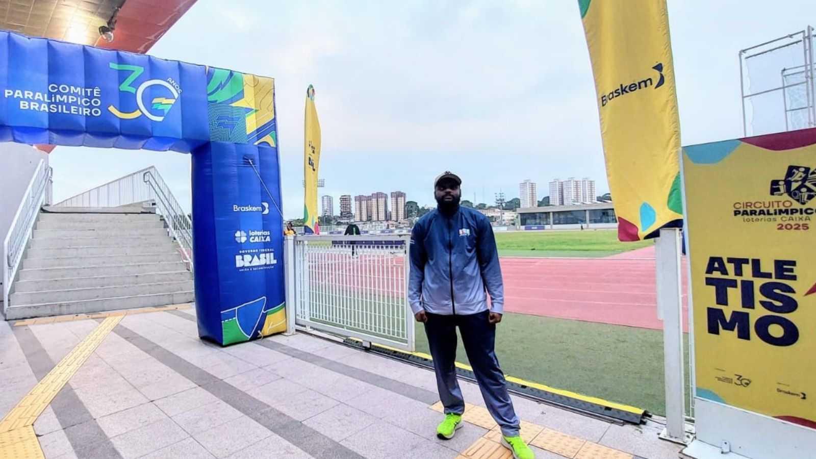 Atleta em pista de corrida.