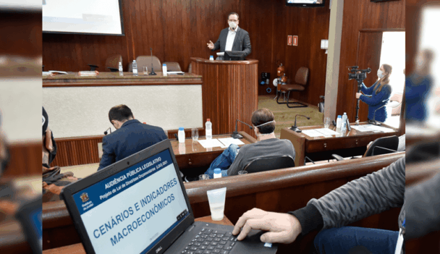 José Antonio Parimoschi apresenta projeções na Câmara de Jundiaí