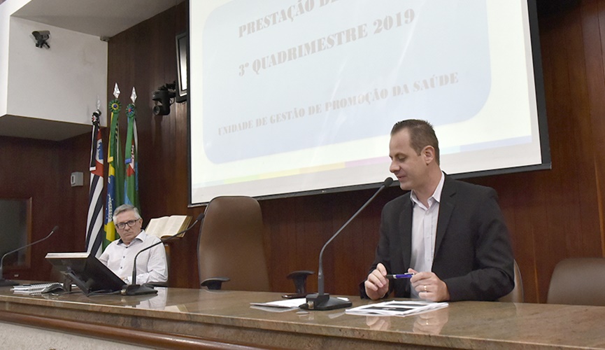 Foto de homem falando ao microfone Foto de homem falando ao microfone