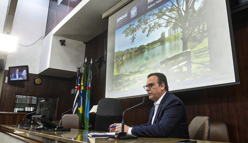 Foto de parlamentar no microfone