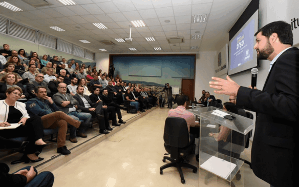 Prefeito de Jundiaí à direita falando a participantes de encontro anterior do Fórum Jundiaí.
